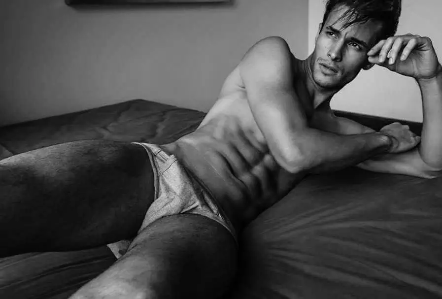 Stunner Brasil, Renato Freitas, ing Fly Models Brazil nganyari buku model karo seri B&W apik dijupuk dening fotografer Ronald Liem ing Jakarta.