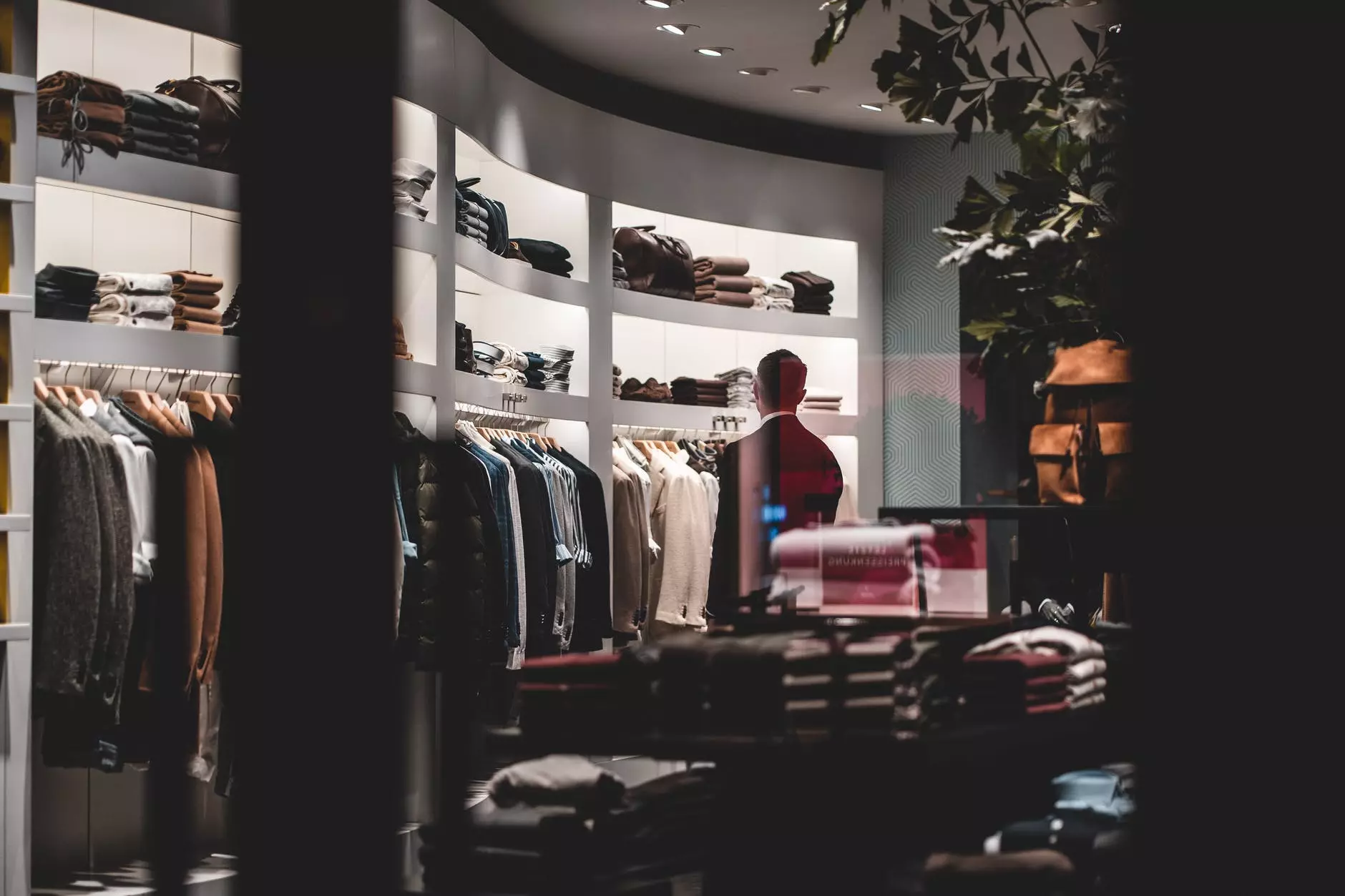 anonym snygg man under shopping i modebutik. Foto av Antonio Sokic på Pexels.com