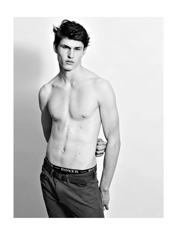 โฉมหน้าใหม่ที่สดใส Victor Perrot เซ็นสัญญากับ 16MEN Paris แล้ว ร่างกายที่ประเสริฐและรูปร่างที่ 190 และดวงตาและผมสีน้ำตาลเข้มที่สวยงาม