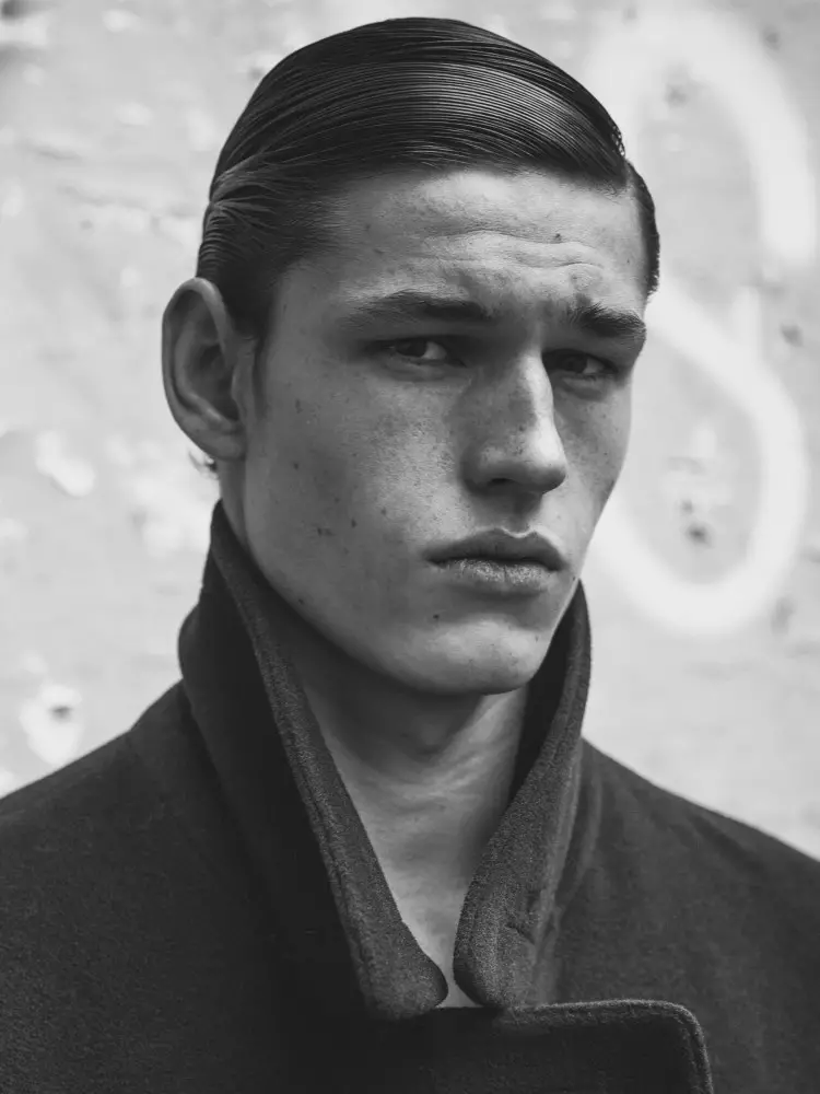 โฉมหน้าใหม่ที่สดใส Victor Perrot เซ็นสัญญากับ 16MEN Paris แล้ว ร่างกายที่ประเสริฐและรูปร่างที่ 190 และดวงตาและผมสีน้ำตาลเข้มที่สวยงาม