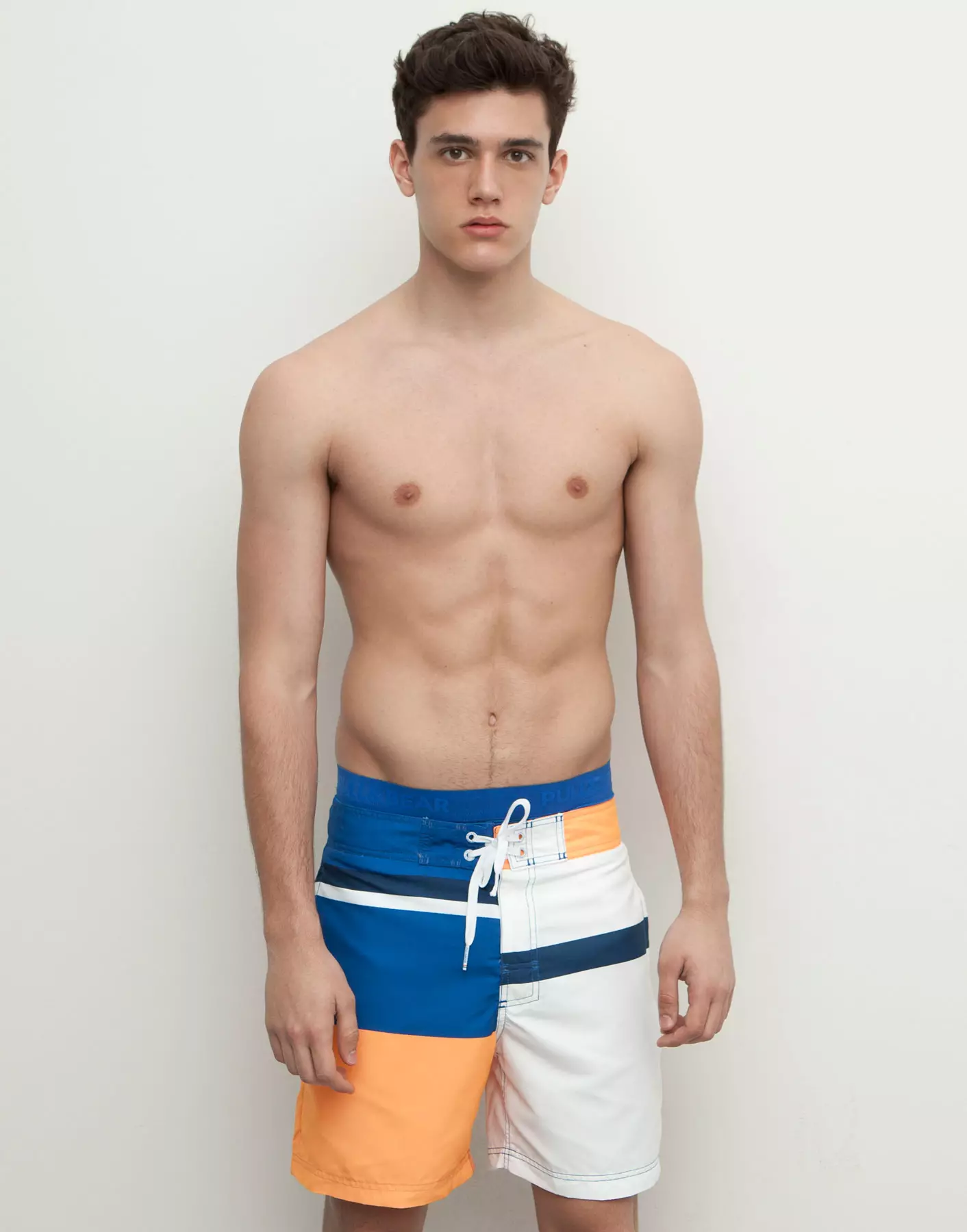 Nagtatanghal ng mga bagong dating sa Pull & Bear Beachwear na may Xavier Serrano na nagmomodelo ng swim shorts, makulay na tank top para sa darating na Spring at Summer 2015.