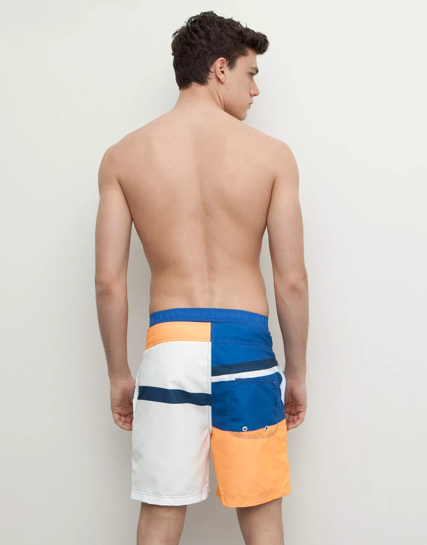 Na-enye ndị bịara ọhụrụ na Pull & Bear Beachwear na Xavier Serrano na-eme ihe ngosi swim shorts, tank top maka oge opupu ihe ubi na Summer 2015 na-abịa.