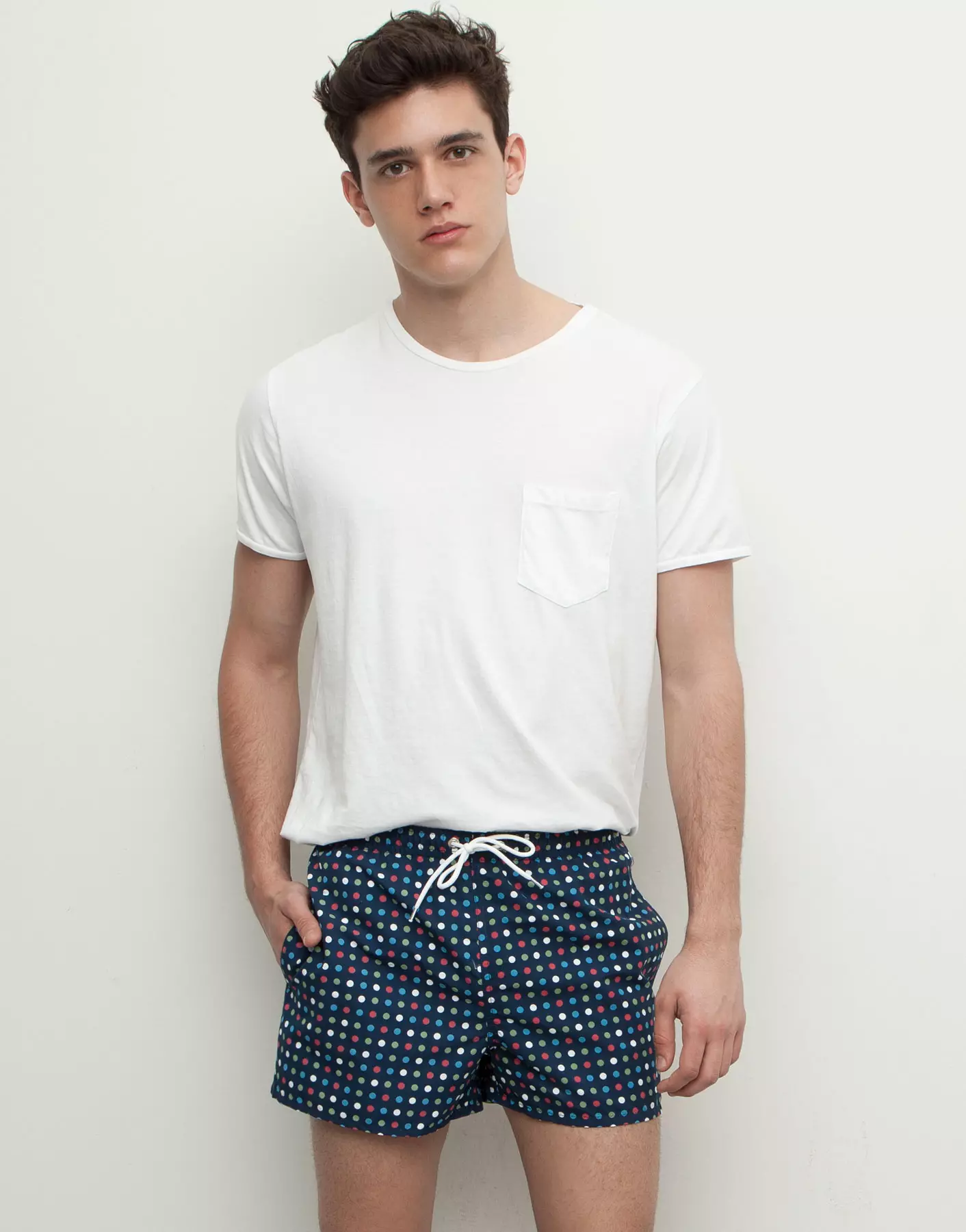 Presenteert nieuwkomers bij Pull & Bear Beachwear met Xavier Serrano modellerende zwemshorts, kleurrijke tanktops voor de komende lente en zomer 2015.