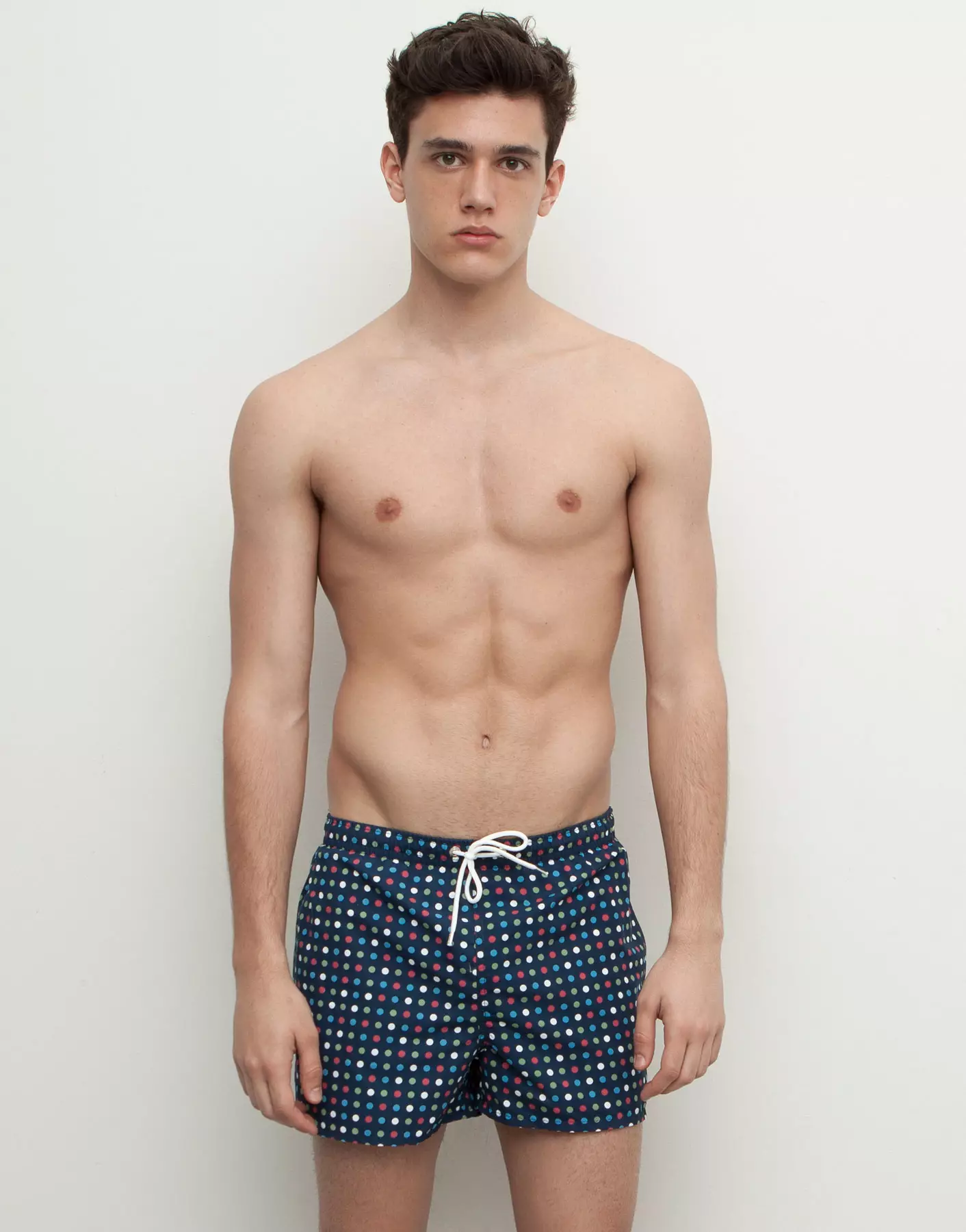 Nagtatanghal ng mga bagong dating sa Pull & Bear Beachwear na may Xavier Serrano na nagmomodelo ng swim shorts, makulay na tank top para sa darating na Spring at Summer 2015.