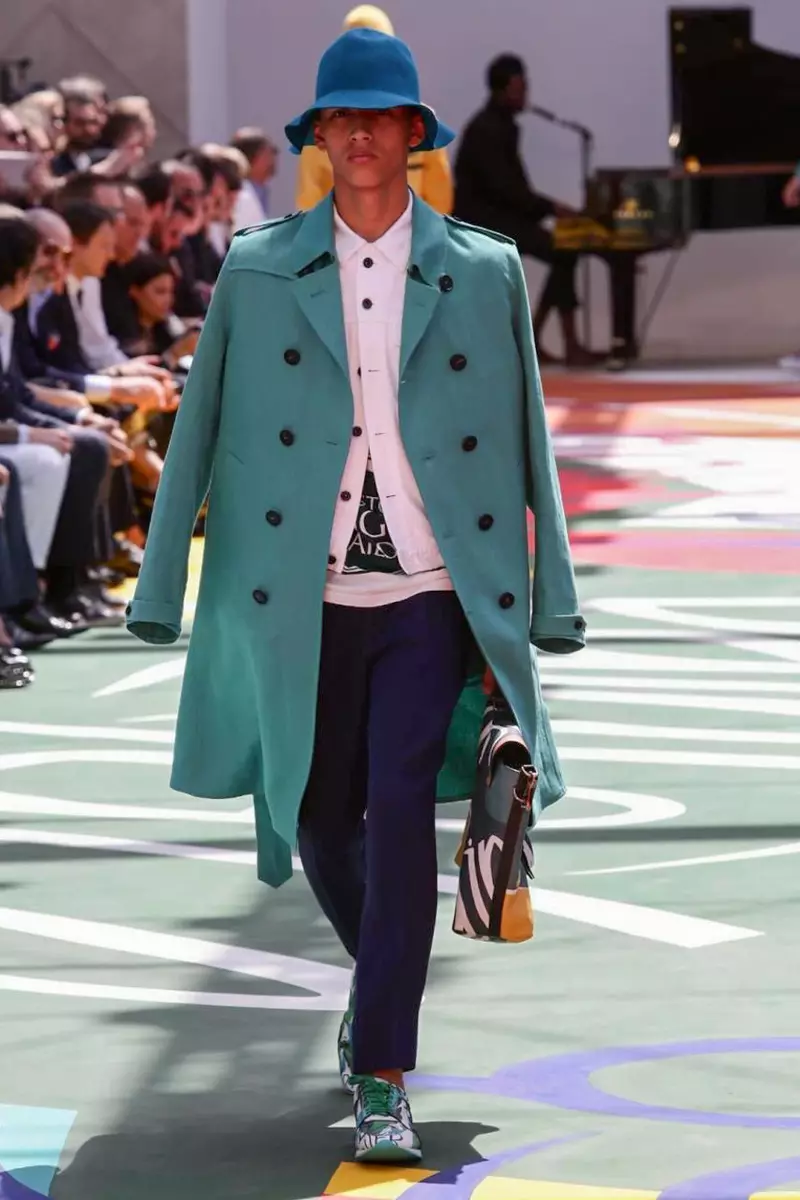 Burberry Prorsum ، ئەرلەر كىيىملىرى ، 2015-يىلى باھار ياز ، لوندوندىكى مودا كىيىم كۆرگەزمىسى