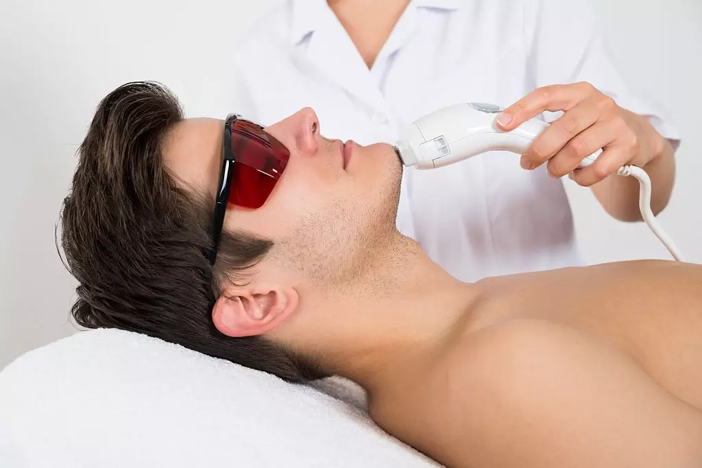 Microdermabrasion maka ụmụ nwoke: Ihe niile I Kwesịrị Ịmara Onye Na-eto Eto Na-anata Ọgwụgwọ iwepụ ntutu Laser na Ụlọ Mma Mma