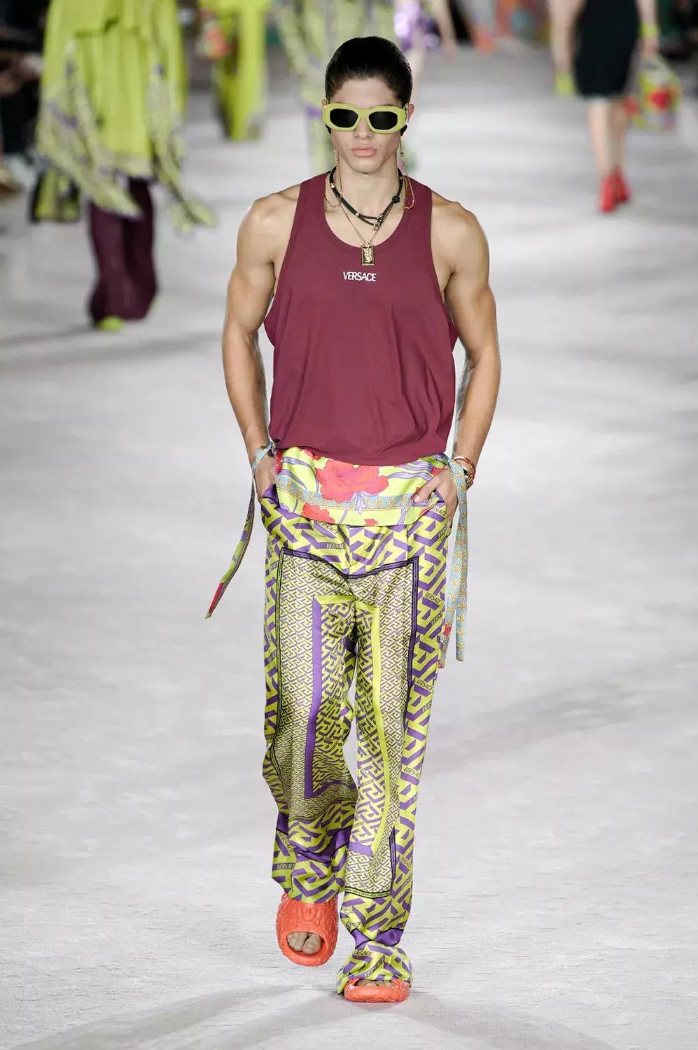 Versace RTW 2022 yil bahori Milan 8796_17