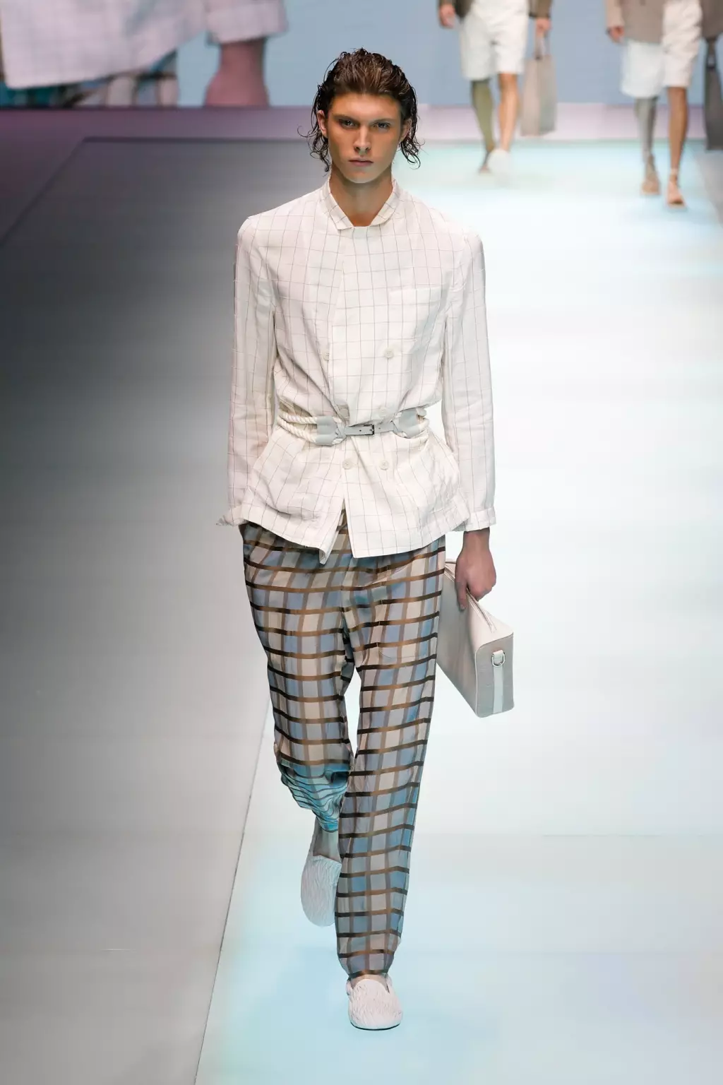 Emporio Armani Yiteguye Kwambara Imvura 2022 8808_34