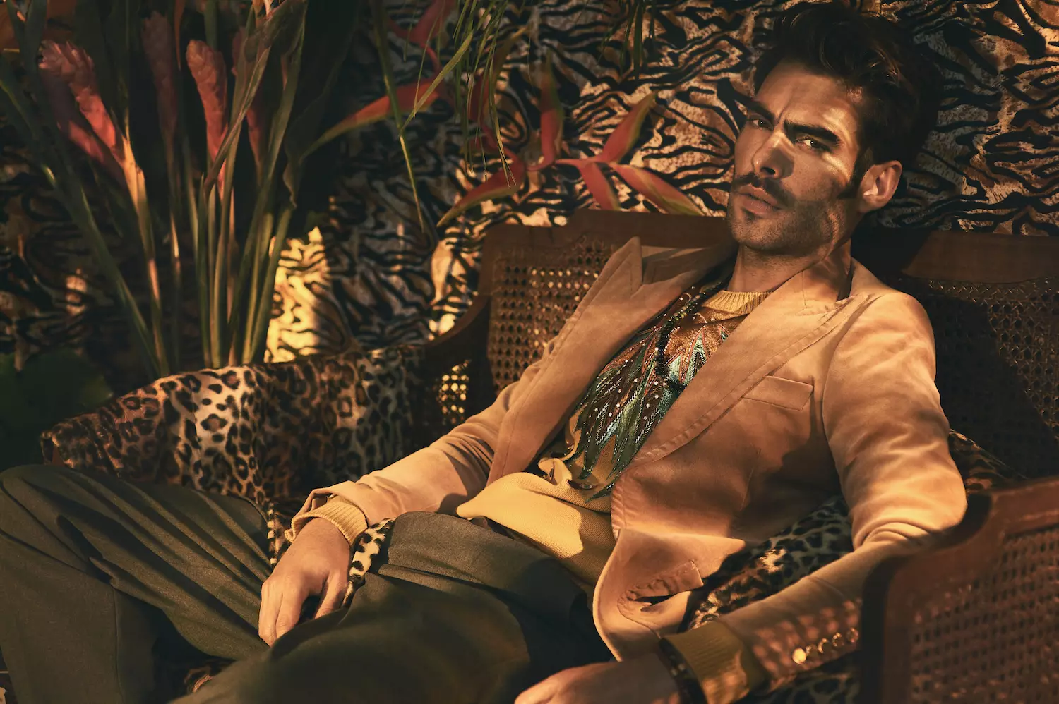 Topmodelka a herec Jon Kortajarena zabíja v novom L'Officiel Ukraine od Oliviera Yoana