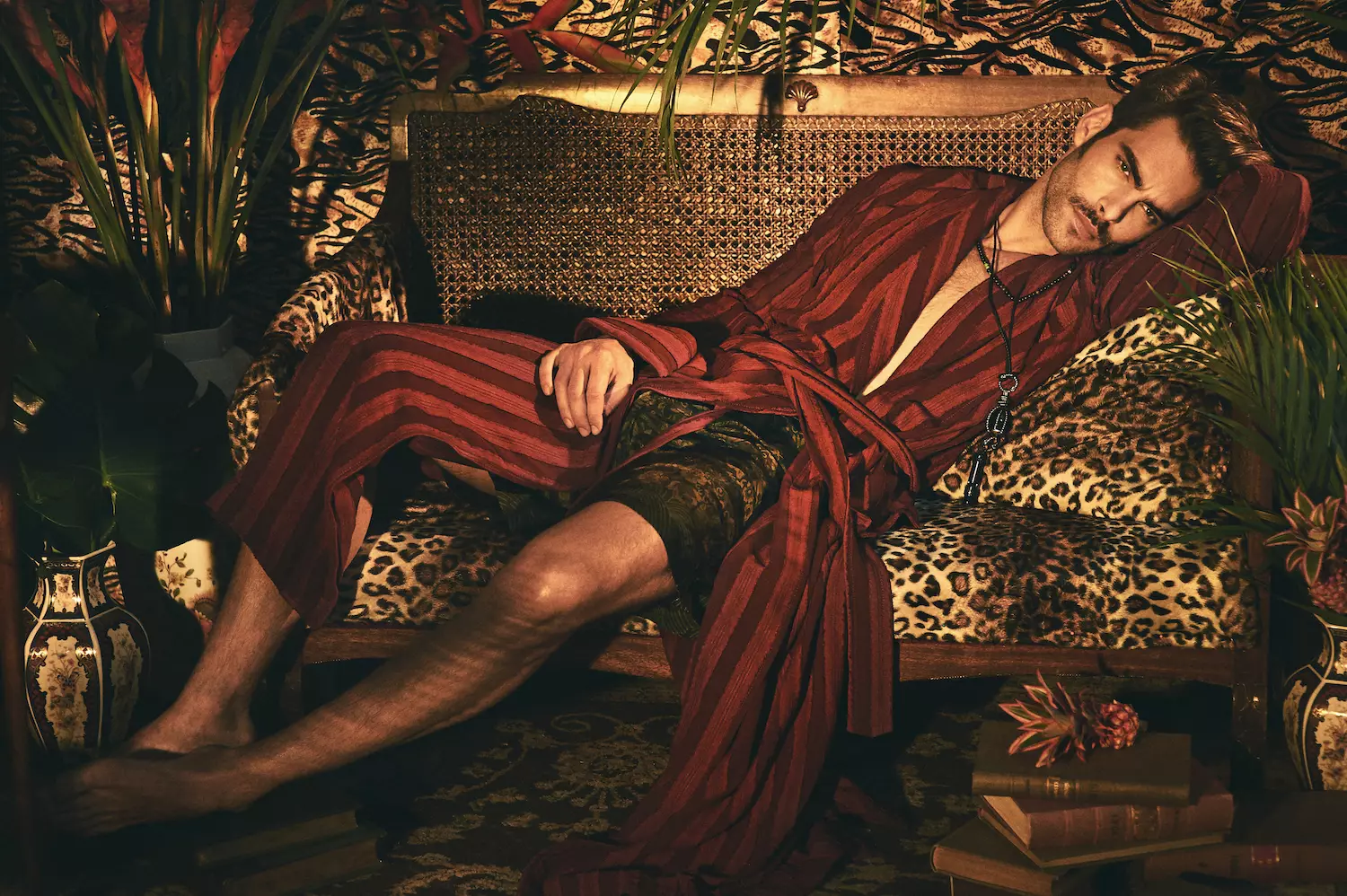 L-aqwa mudell u attur Jon Kortajarena joqtol f'L'Officiel Ukraine ġdid minn Olivier Yoan