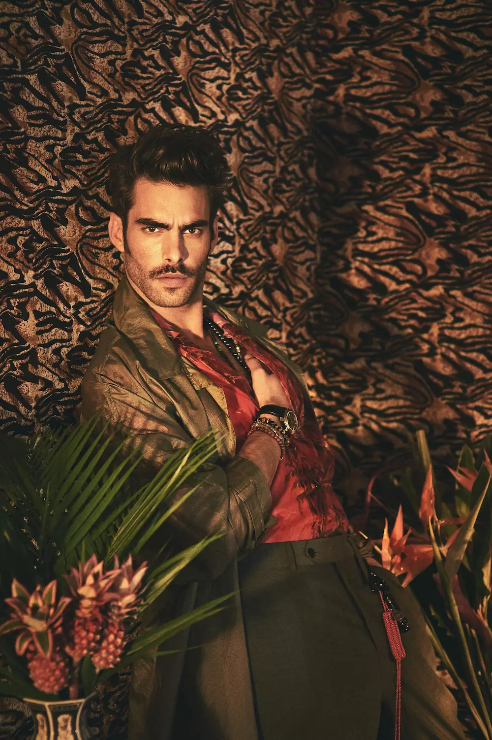 El top model y actor Jon Kortajarena asesina en el nuevo L'Officiel Ucrania de Olivier Yoan