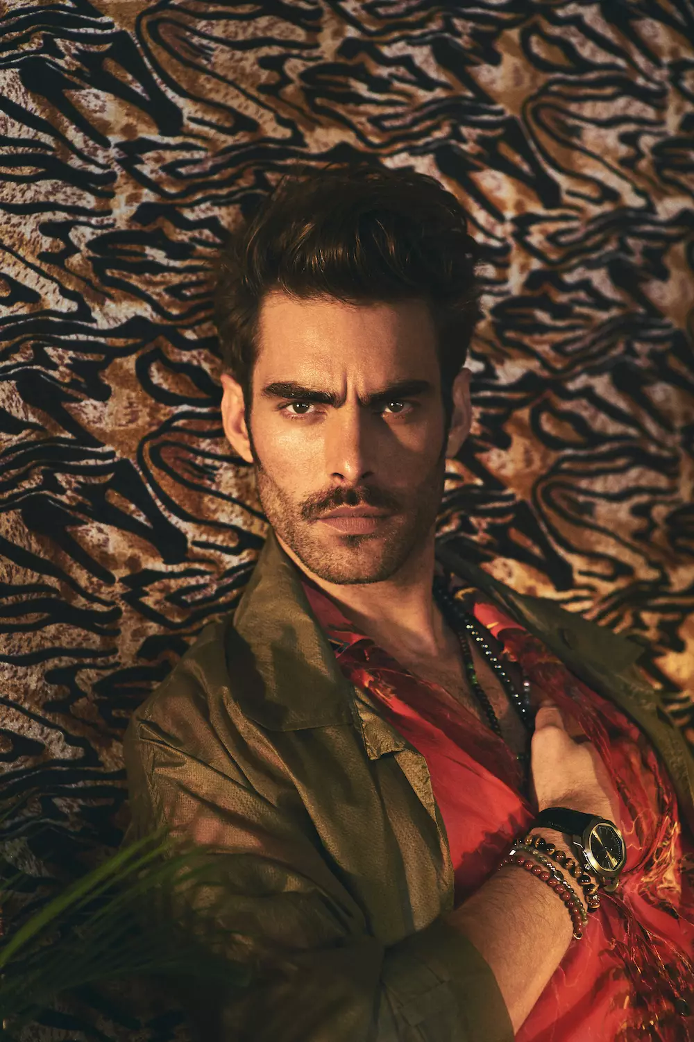 Toppfyrirsætan og leikarinn Jon Kortajarena drepur í nýju L'Officiel Ukraine eftir Olivier Yoan