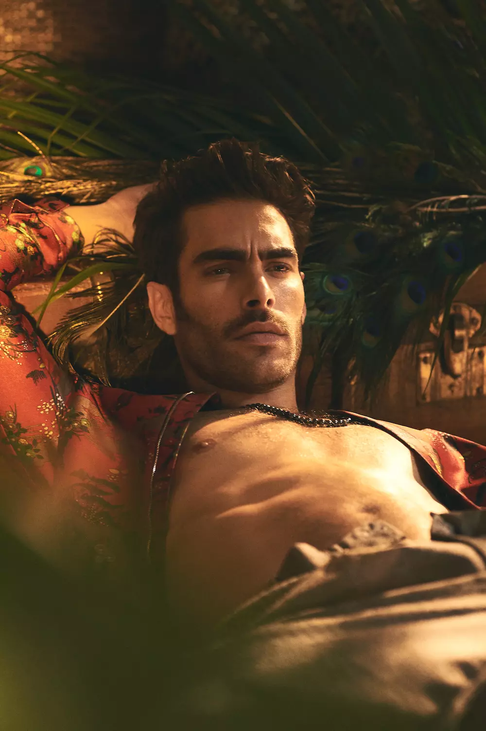 El top model y actor Jon Kortajarena asesina en el nuevo L'Officiel Ucrania de Olivier Yoan