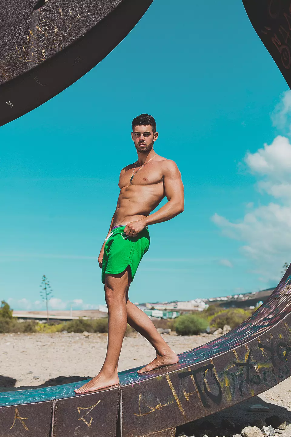 Cristian Romero sanannen samfuri ne, baya ga Mister International Cadiz 2014. An ɗauki hotunan a Tenerife, Tsibirin Canary. Yana sanye da kayan wasan motsa jiki, kayan ciki da kayan ninkaya na 2eros da Supawear.