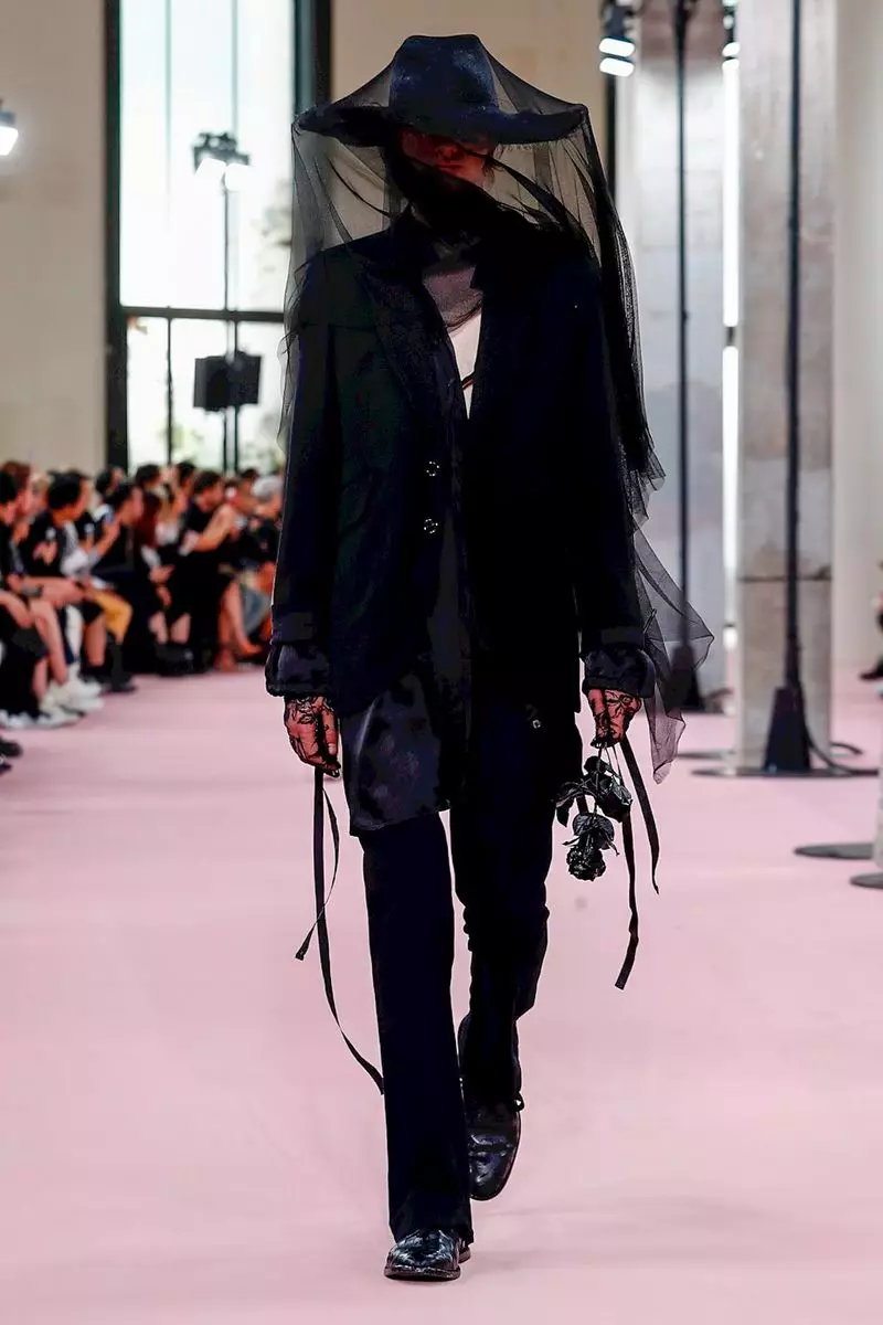 Ann Demeulemeester Vira Vesto Printempo Somero 2019 Parizo22