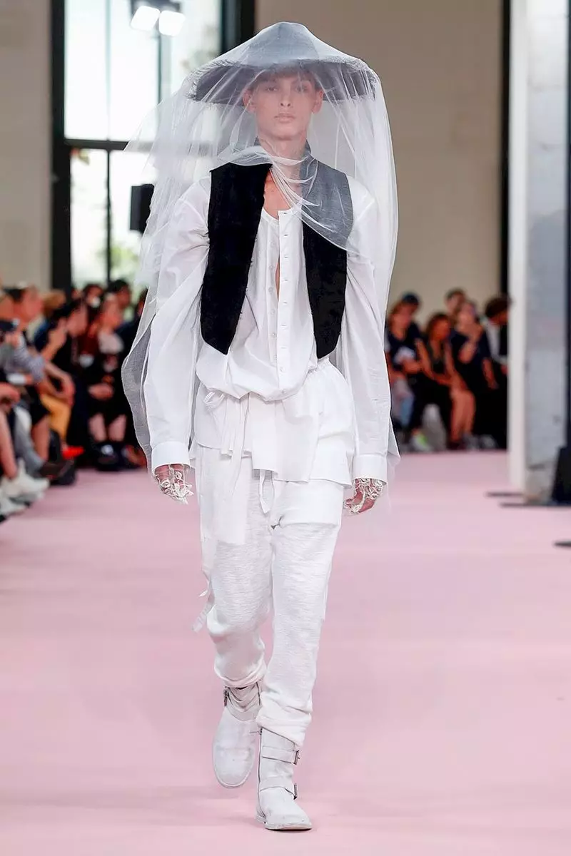 Ann Demeulemeester Vira Vesto Printempo Somero 2019 Parizo6