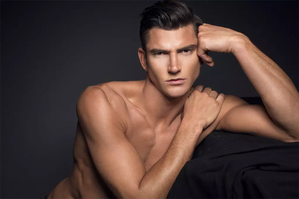 Exklusiv für Fashionably Male wird das Model Peter Ward bei Adam Models wirklich zu einem großen On-Demand-Männermodel für verschiedene Projekte und anstehende Kundenkampagnen 2015 für Sportbekleidung, Mode und Herrenunterwäsche. Shooting vom talentierten Andres Pelaez, Make-up Artist von Sami Rivera, die ihre Kreativität bis an die Grenzen ausloten und die besten Models mit echter Power in The Big Apple auswählen. Peter, der Garçon Model trägt, ist die Art von Junge, die man nebenan finden würde, aber man kann sich nie vorstellen, welche Kraft er hinter jeder Aufnahme steckt, wenn er hinter der Linse talentierter Fotografen steht. Zu seinen zahlreichen Erweiterungen der Kundeninteressen gehören GQ, Marc Jacobs und viele andere.