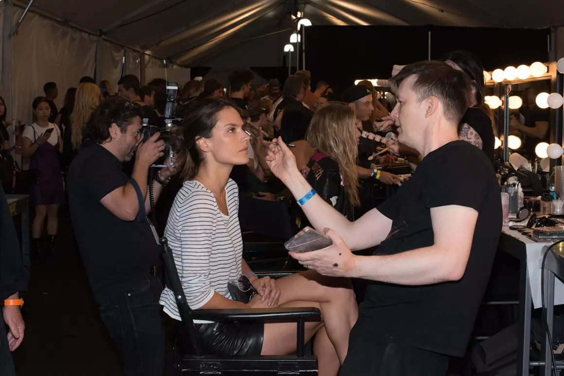 Backstage Moschino Resort 2017. Vogue (1)