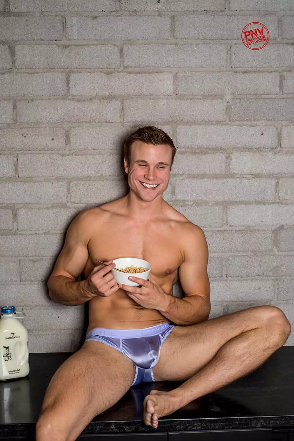 Undies seksi nga Body Aware me modelin Michael James Dale në 