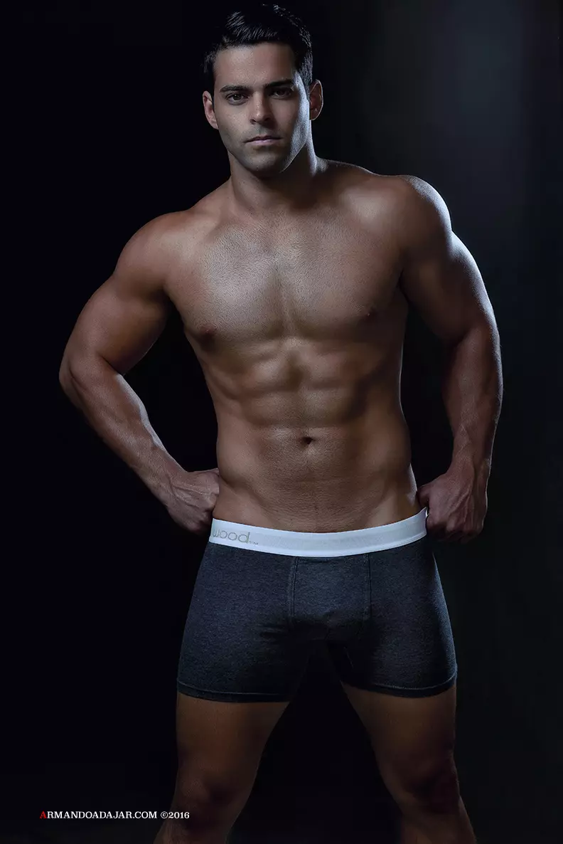 #MondayMotivation s fitness modelem Bijanem Kashanim od Armanda Adajara, modelka má na sobě kousky z WOOD Underwear.