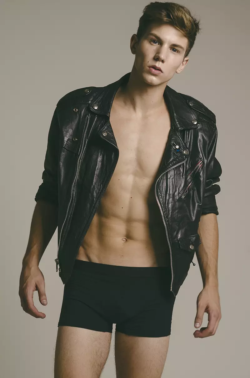 Ginagawa ang gawaing ito kasabay ng bagong modelong Argentine na si Fede Sarandón sa Paragon Models na kinunan ni Diego Fierce, na inistilo ni Varsot y Grooming ni Antonio Ruz. Ipinagmamalaki na ipakita ang isang bagay na kahanga-hanga at eleganteng tulad nito.