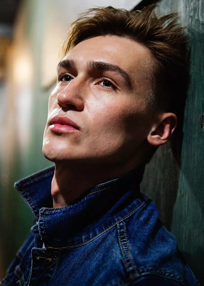 Misha Lukianov ea makatsang oa Wilhelmina Models e hlahisitsoeng ka bokhabane kantle ho Brooklyn ke ralitšoantšo Eric Carter, ke karolo ea letoto la lihlooho tse bitsoang NOCTURNE.