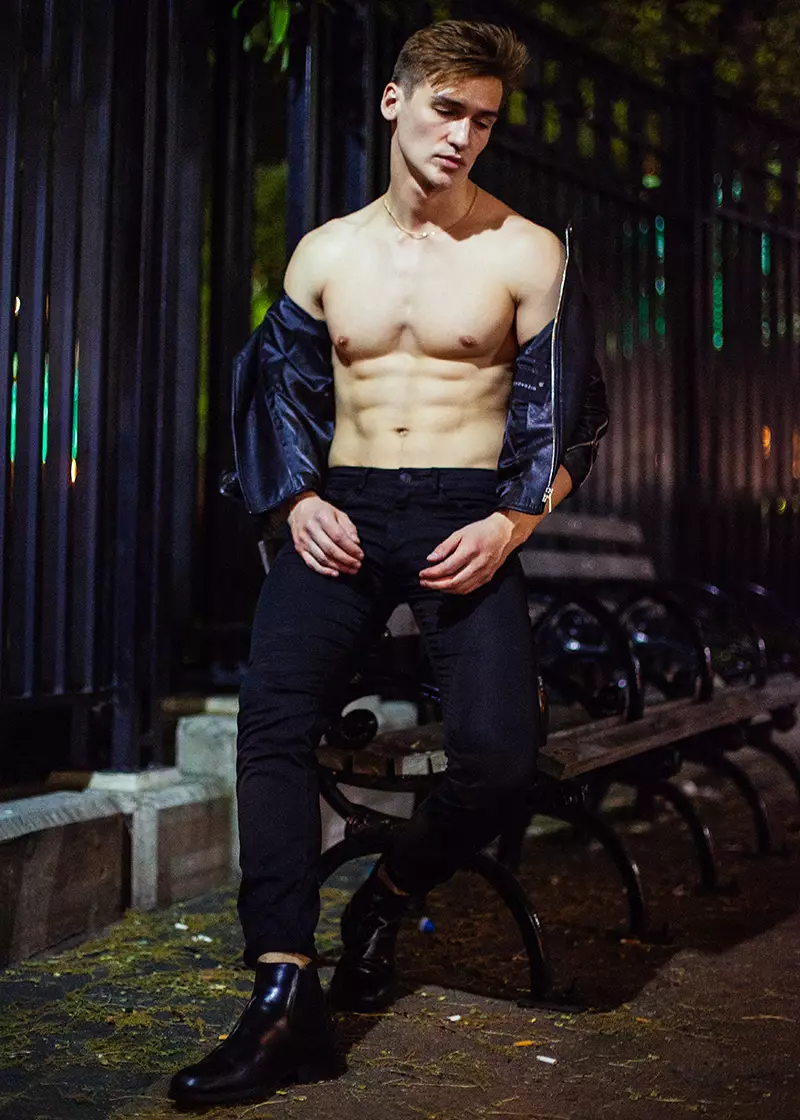 Misha Lukianov nan Wilhelmina Models bèl dekri nan gwo deyò nan Brooklyn pa fotograf Eric Carter, se yon pati nan yon seri ki rele NOCTURNE.