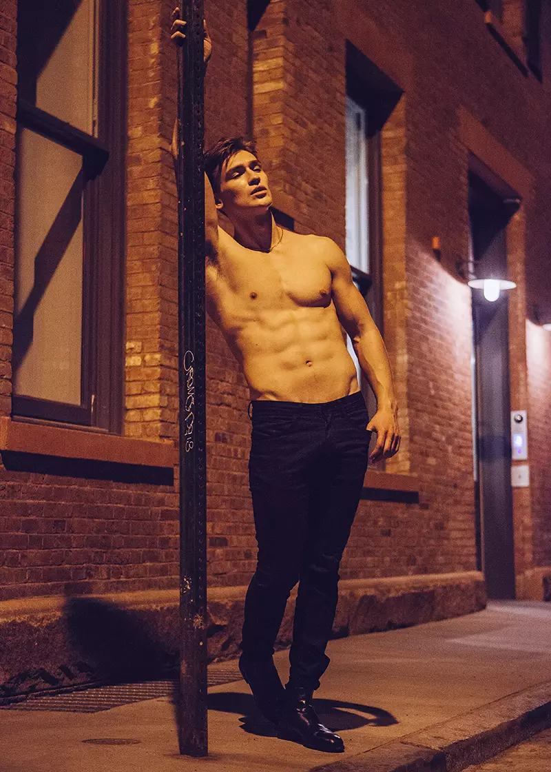 Den fantastiske Misha Lukianov på Wilhelmina Models vakkert portrettert i naturen i Brooklyn av fotografen Eric Carter, er en del av en serie med tittelen NOCTURNE.