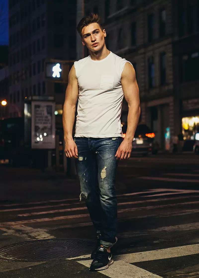 Den fantastiske Misha Lukianov på Wilhelmina Models vakkert portrettert i naturen i Brooklyn av fotografen Eric Carter, er en del av en serie med tittelen NOCTURNE.