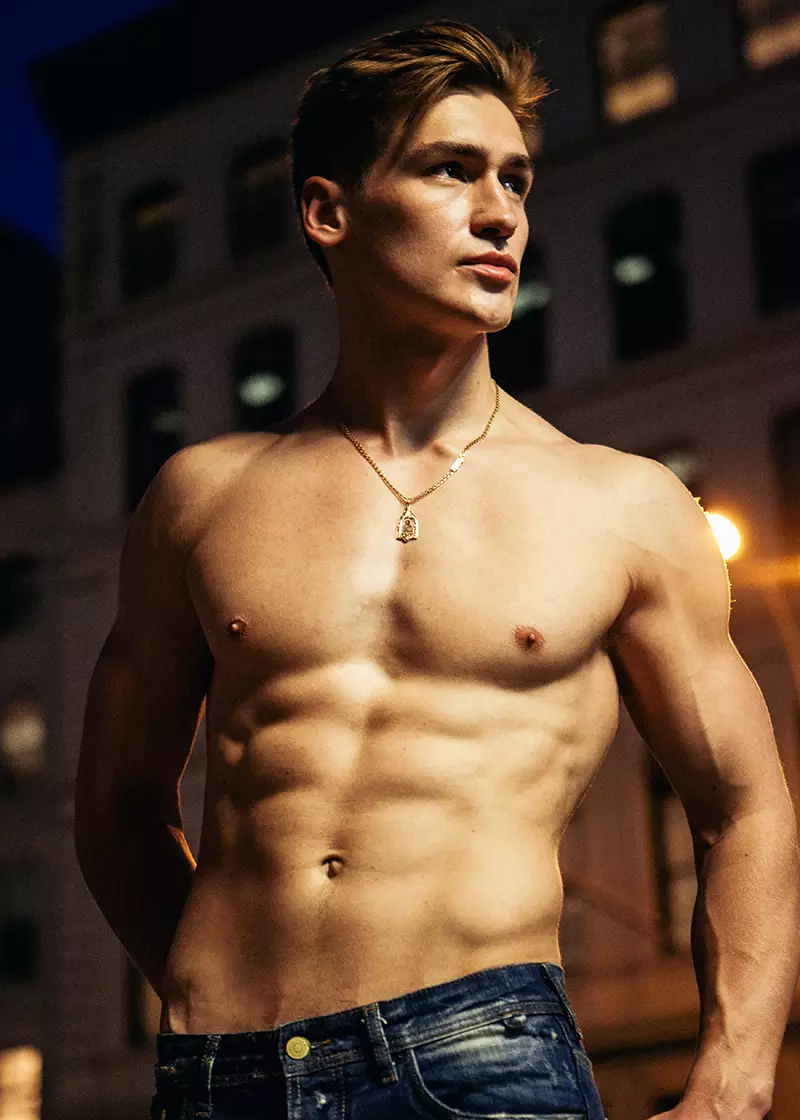 Misha Lukianov ea makatsang oa Wilhelmina Models e hlahisitsoeng ka bokhabane kantle ho Brooklyn ke ralitšoantšo Eric Carter, ke karolo ea letoto la lihlooho tse bitsoang NOCTURNE.