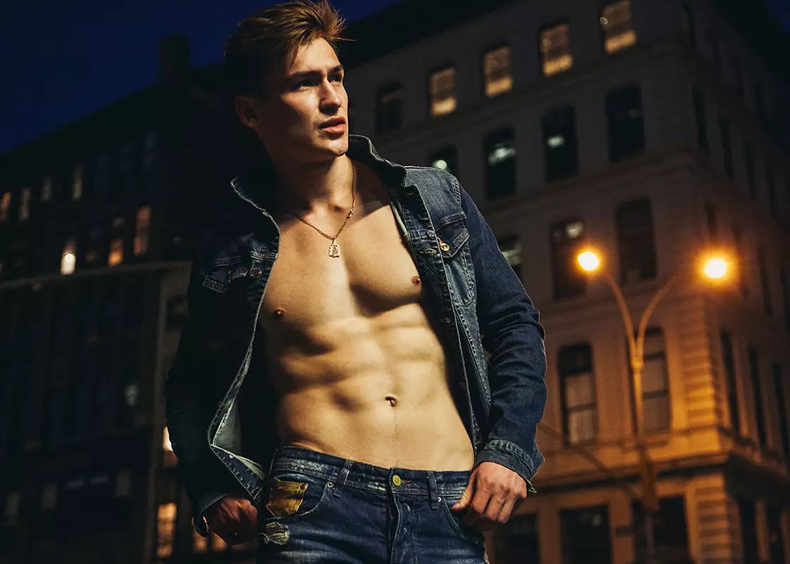 Den fantastiske Misha Lukianov hos Wilhelmina Models smukt portrætteret i det fri i Brooklyn af fotografen Eric Carter, er en del af en serie med titlen NOCTURNE.