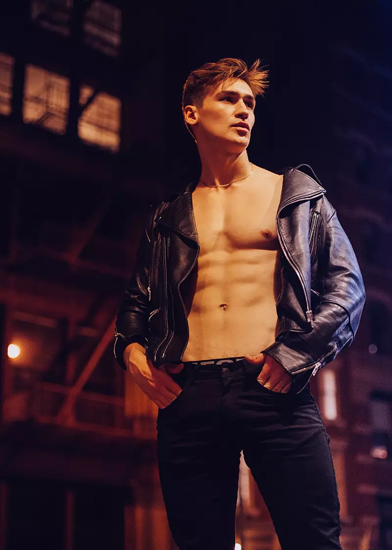 Misha Lukianov nan Wilhelmina Models bèl dekri nan gwo deyò nan Brooklyn pa fotograf Eric Carter, se yon pati nan yon seri ki rele NOCTURNE.