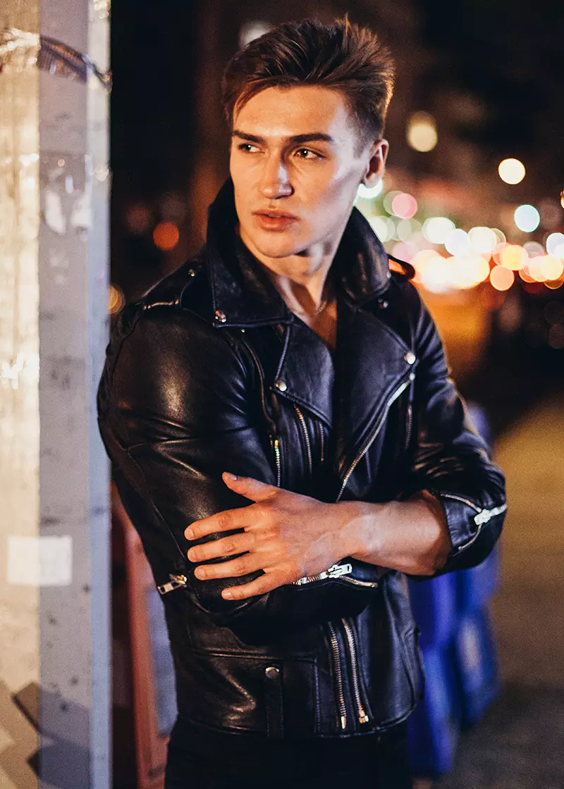 Misha Lukianov nan Wilhelmina Models bèl dekri nan gwo deyò nan Brooklyn pa fotograf Eric Carter, se yon pati nan yon seri ki rele NOCTURNE.