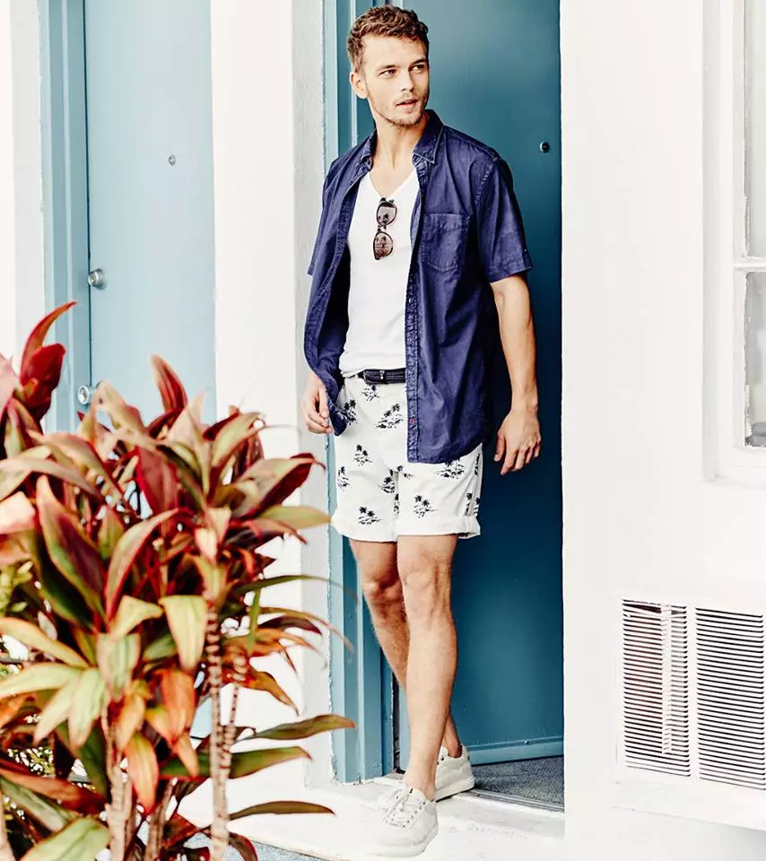 Tommy Hilfiger Gặp tôi tại hồ bơi với các nhân vật mới xuất hiện cho Men's Look 2015.