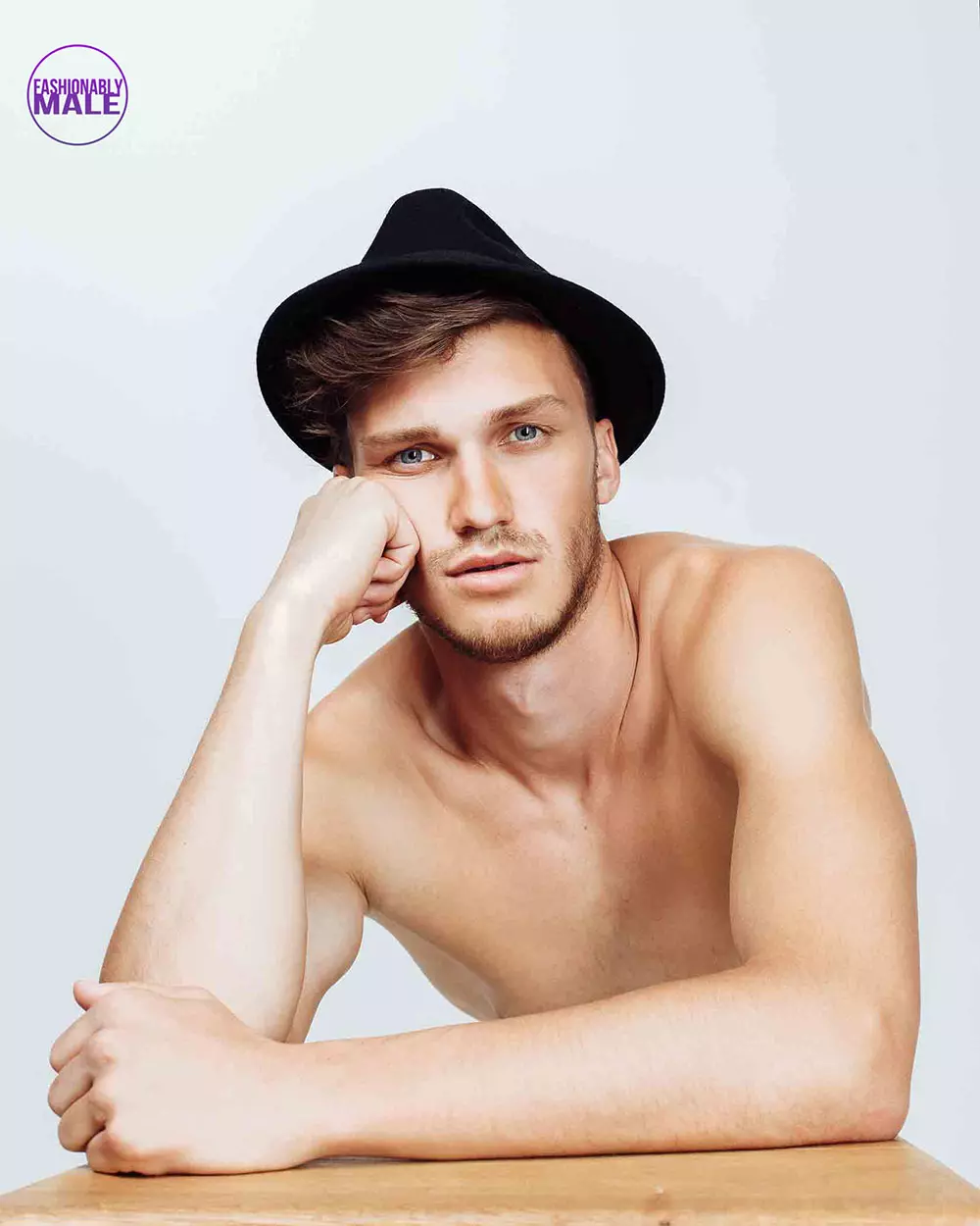 Găsiți modelul masculin rus perfect: fotografiile lui Artyem Pogodin de Victor Lluncor