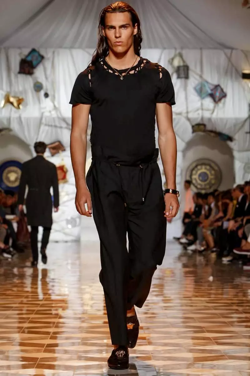 Versace, Kişi geyimləri, Yaz Yayı, 2015, Milanda moda nümayişi