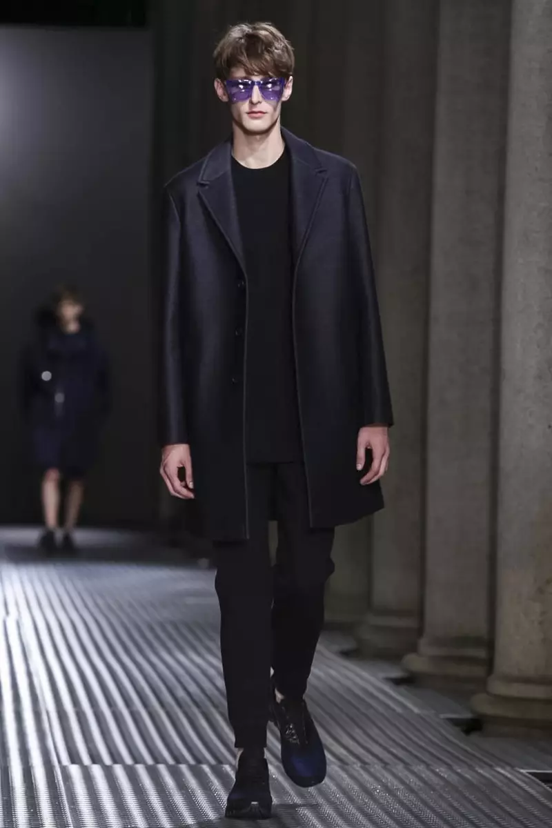 Coleção de roupas masculinas Neil Barrett primavera verão 2015 em Milão