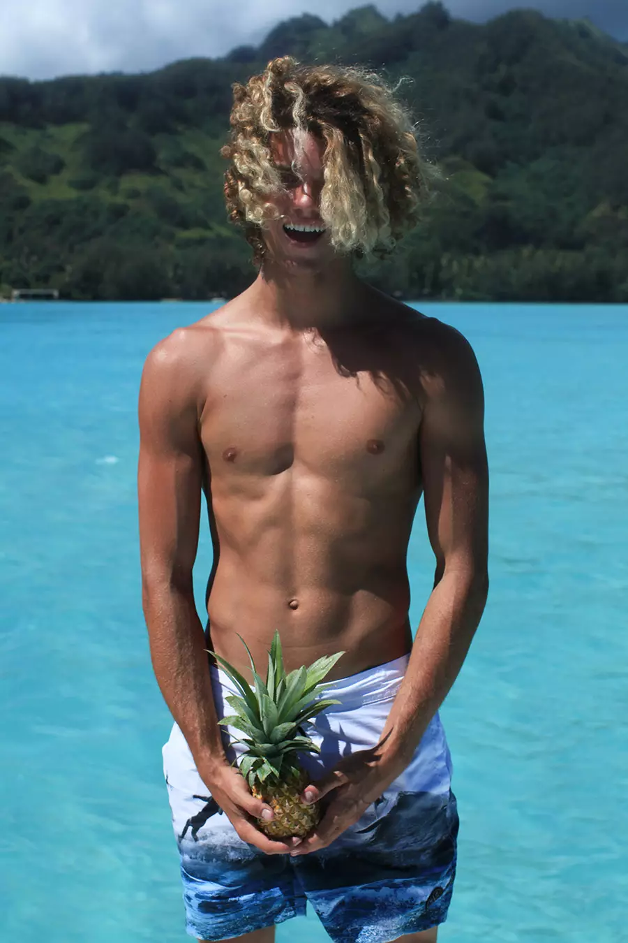 Opgroeien en wonen in Hawaï, elke dag surfen, landschappen fotograferen die perfect zijn voor ansichtkaarten, de wereld rondreizen om avontuurlijke sporten te beoefenen... Voor veel mensen zou dit hun droomleven zijn, maar voor Jay Alvarrez is het realiteit. Nadat hij een ster is geworden op sociale netwerken dankzij zijn miljoen volgers op Instagram, gaat Jay op een exclusief avontuur voor Pull&Bear.