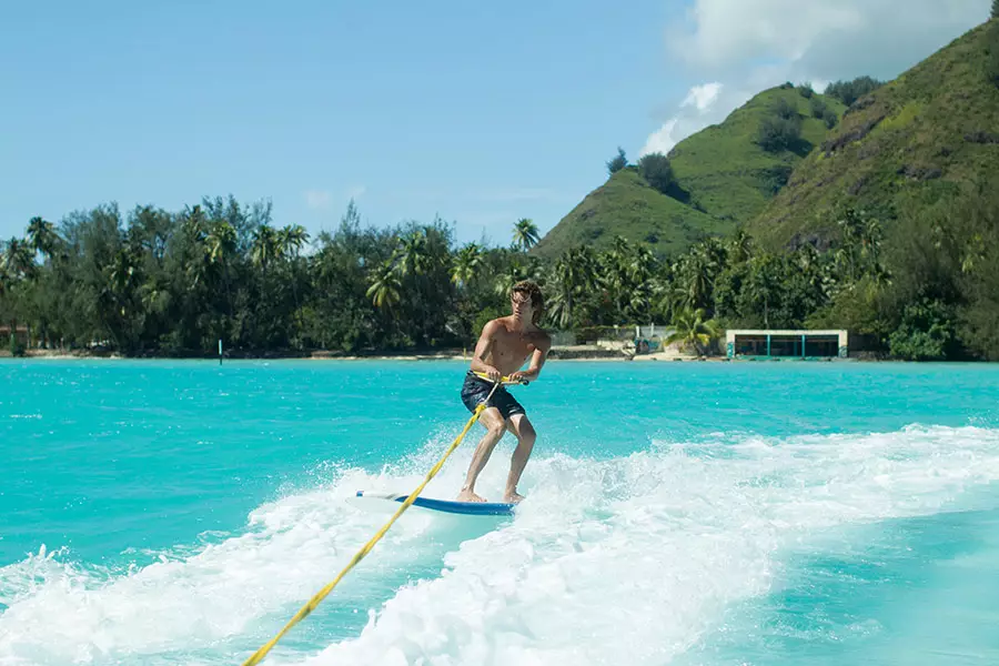 Op Hawaii opwuessen a wunnen, all Dag surfen, Postkaart-perfekte Landschaften fotograféieren, ronderëm d'Welt reesen fir Abenteuersport ze üben ... Fir vill Leit wier dat hiert Dramliewen, awer fir den Jay Alvarrez ass et eng Realitéit. Nodeem hien e Stär op de sozialen Netzwierker gouf duerch seng eng Millioun Follower op Instagram, ass de Jay op eng exklusiv Aventure fir Pull&Bear.