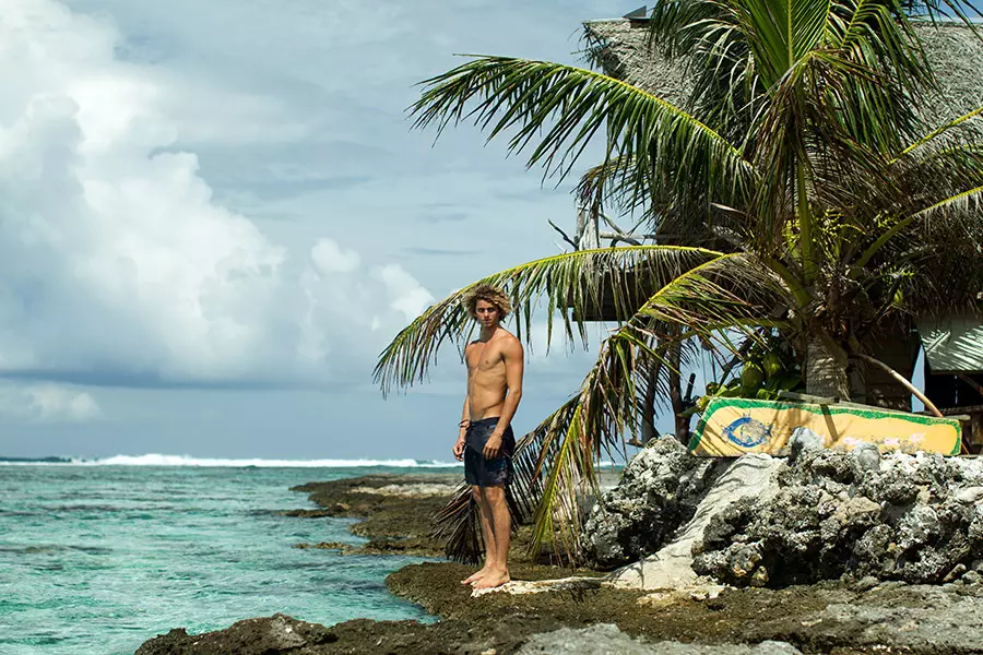 Membesar dan tinggal di Hawaii, melayari setiap hari, memotret landskap sempurna poskad, mengembara ke seluruh dunia untuk berlatih sukan pengembaraan... Bagi ramai orang ini adalah kehidupan impian mereka, tetapi bagi Jay Alvarrez, ia adalah realiti. Selepas menjadi bintang di rangkaian sosial terima kasih kepada satu juta pengikutnya di Instagram, Jay memulakan pengembaraan eksklusif untuk Pull&Bear.