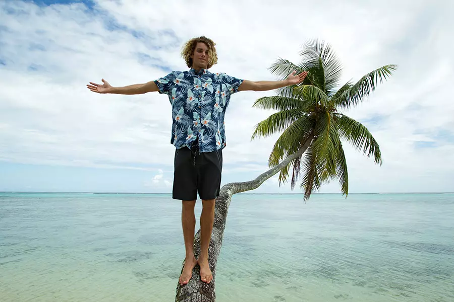 Opgroeien en wonen in Hawaï, elke dag surfen, landschappen fotograferen die perfect zijn voor ansichtkaarten, de wereld rondreizen om avontuurlijke sporten te beoefenen... Voor veel mensen zou dit hun droomleven zijn, maar voor Jay Alvarrez is het realiteit. Nadat hij een ster is geworden op sociale netwerken dankzij zijn miljoen volgers op Instagram, gaat Jay op een exclusief avontuur voor Pull&Bear.