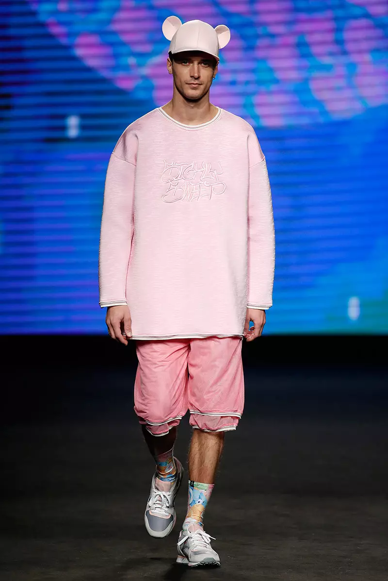 Chuir Krizia Robustella a bailiúchán Fall / Winter 2015 i láthair le linn 080 Barcelona Fashion. Teideal “Sickly Sweet Bears”, bhí priontaí XXL sa bhailiúchán, baill éadaigh ró-mhór, neoprene padded agus fionnaidh.