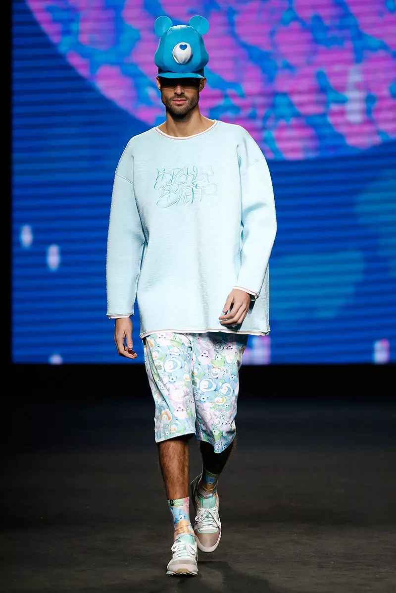 Krizia Robustella presentéiert hir Hierscht/Wanter 2015 Kollektioun während 080 Barcelona Fashion. Titel "Sickly Sweet Bears", d'Kollektioun huet XXL Printen, Oversize Kleedungsstécker, gepolstert Neopren a Pelz.