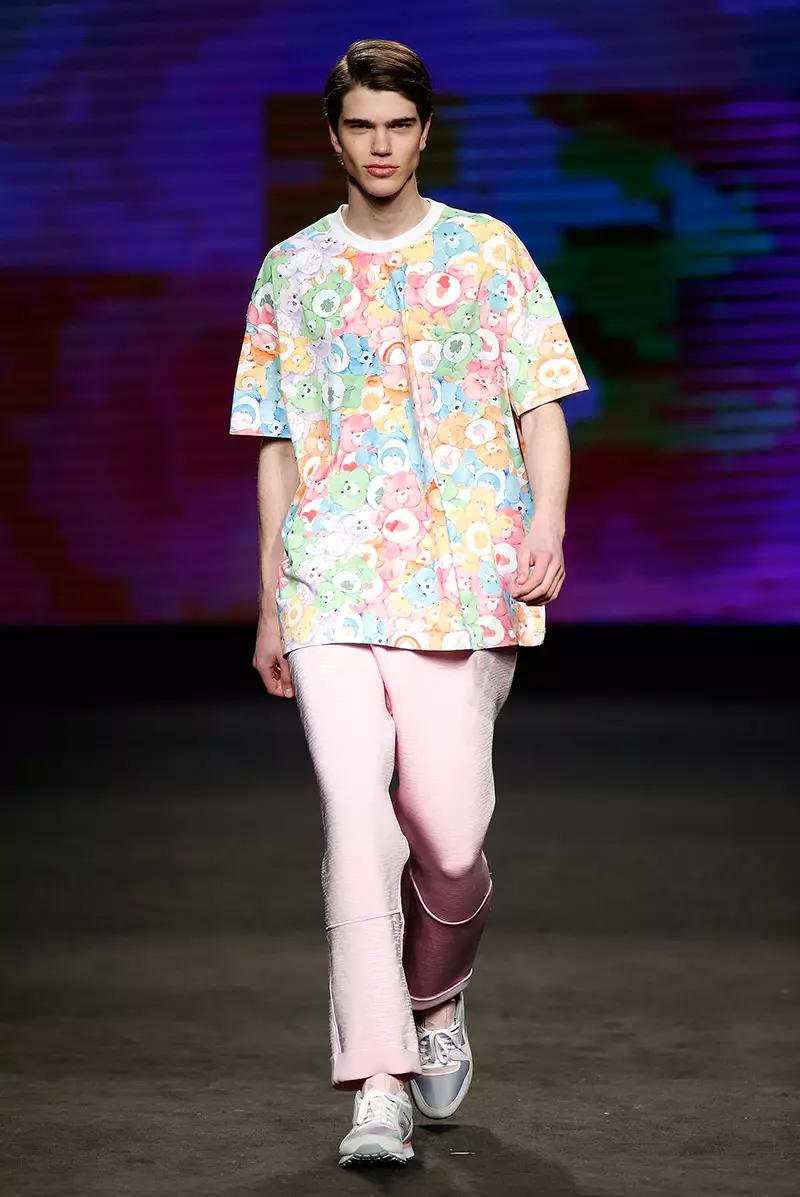 Krizia Robustella, 2015 Sonbahar/Kış koleksiyonunu 080 Barcelona Fashion'da sergiledi. Başlığı “Sickly Sweet Bears” olan koleksiyonda XXL baskılar, oversize giysiler, dolgulu neopren ve kürk yer aldı.