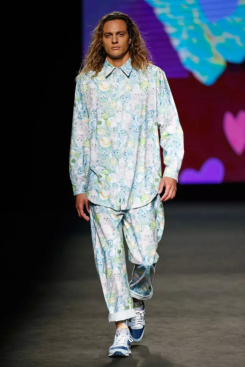 Chuir Krizia Robustella a bailiúchán Fall / Winter 2015 i láthair le linn 080 Barcelona Fashion. Teideal “Sickly Sweet Bears”, bhí priontaí XXL sa bhailiúchán, baill éadaigh ró-mhór, neoprene padded agus fionnaidh.