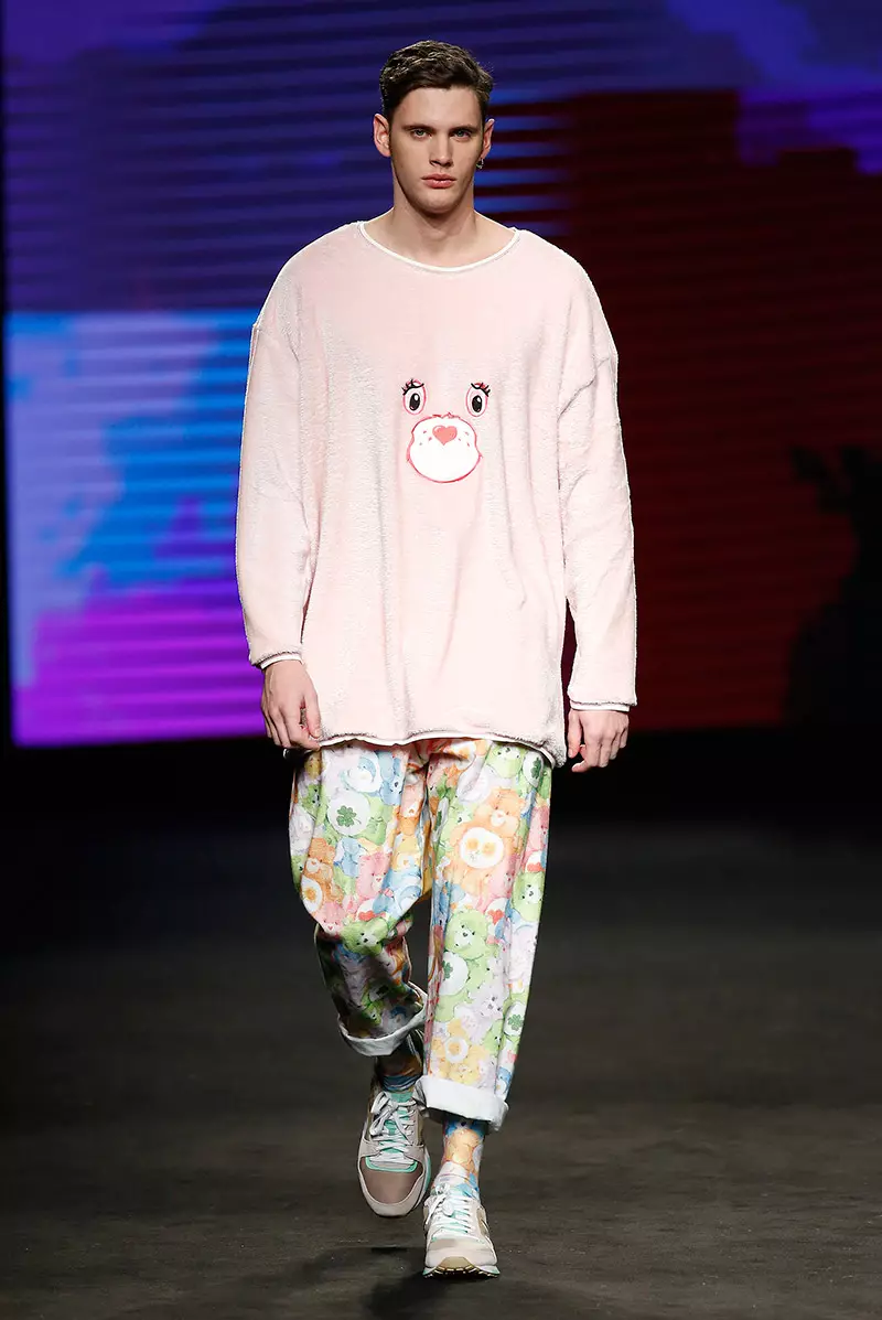 Krizia Robustella ppreżentat il-kollezzjoni tagħha tal-Ħarifa/Xitwa 2015 waqt 080 Barcelona Fashion. It-titolu “Sickly Sweet Bears”, il-kollezzjoni kienet tinkludi stampi XXL, ħwejjeġ ta’ daqs kbir, neoprene kkuttunat u pil.