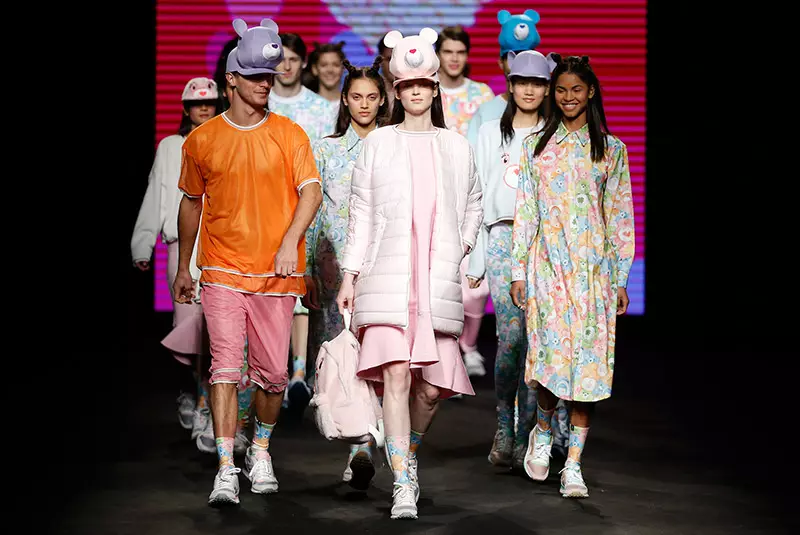 Krizia Robustella, 2015 Sonbahar/Kış koleksiyonunu 080 Barcelona Fashion'da sergiledi. Başlığı “Sickly Sweet Bears” olan koleksiyonda XXL baskılar, oversize giysiler, dolgulu neopren ve kürk yer aldı.