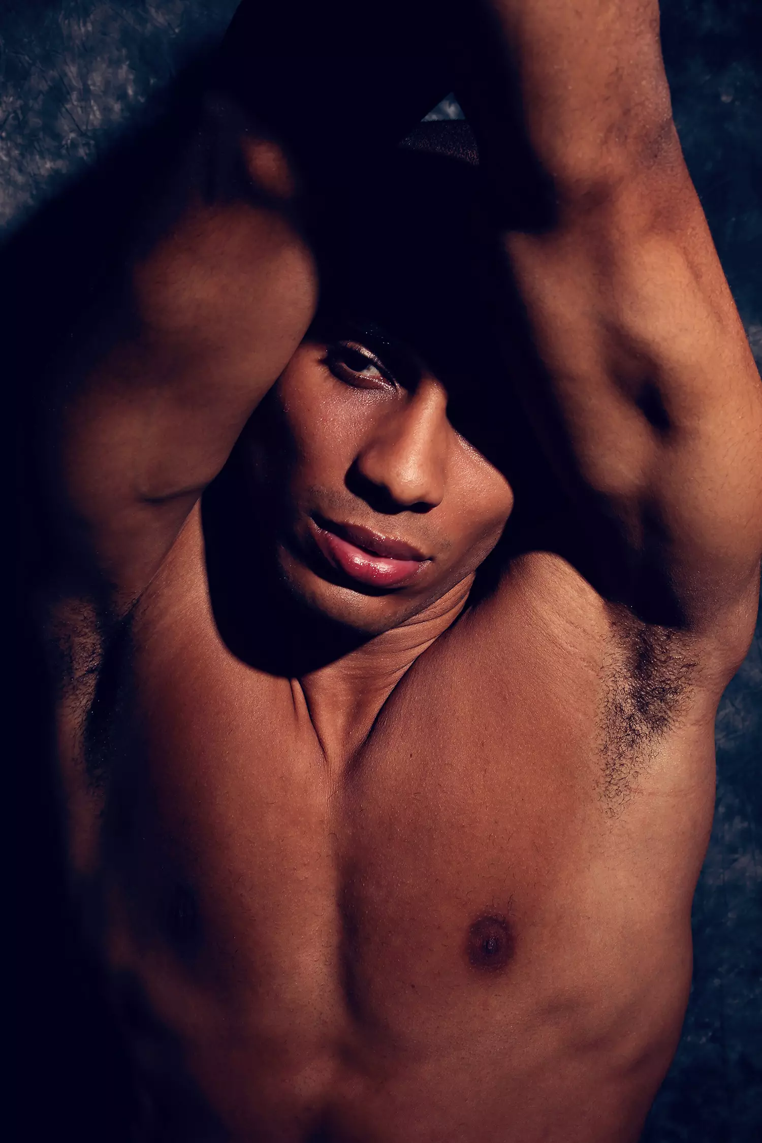 És hora d'un crit exclusiu amb el nouvingut, un bell model masculí brasiler Alexandre Carrim, fotografiat per Karim Konrad per a Fashionably Male.