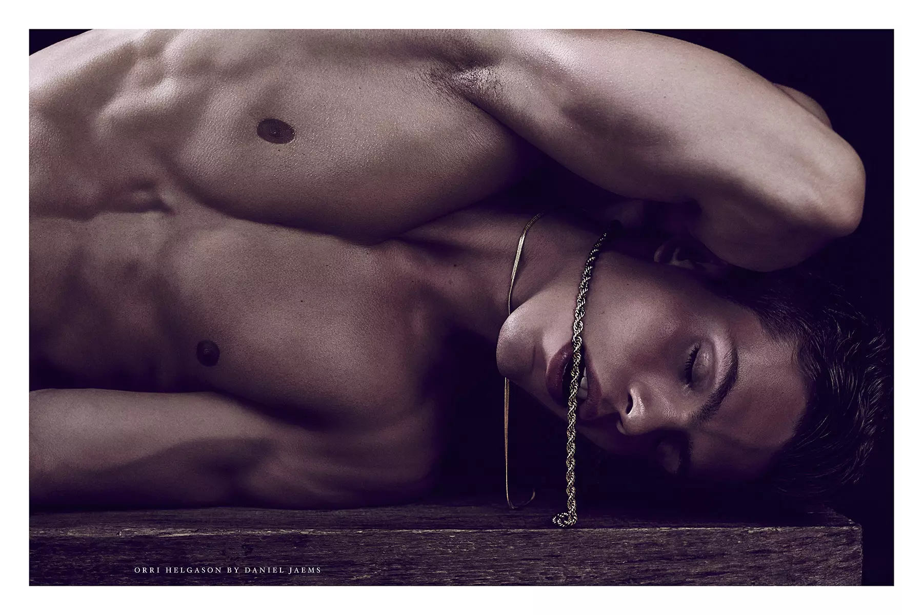 Obsession No. 11 是摄影师 Daniel Jaems 的项目，他痴迷于向世界介绍他的新缪斯，Orri Helgason，一个 20 岁的男孩，现任体重训练师，身着 Versace 的全套服装展示了其在镜头前摆姿势的能力的摄影师。最近，他连续两季在米兰时装周工作。 Daniel Jaems再次兑现了接触冰岛新面孔的承诺，我们只能崇拜和崇拜。