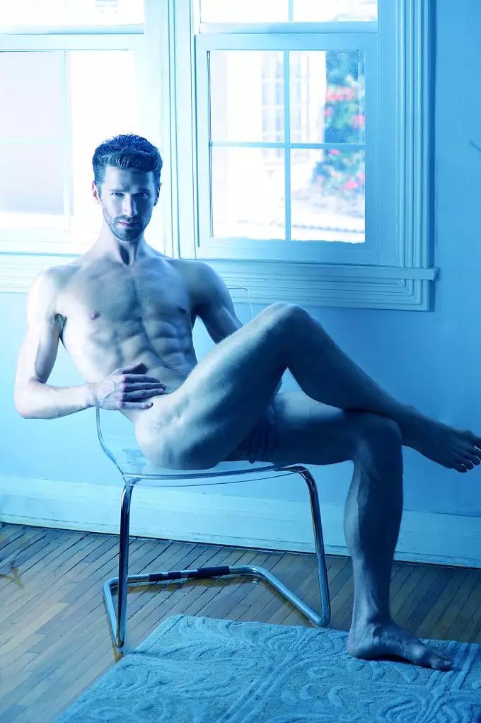 Machen Sie keine Vorwürfe, diese Art von sexy Af-Bildern zu posten, sondern Model Benjamin Poirier, der von Matthew Mitchell fotografiert wurde, der auch für Pflege und Styling zuständig war. Die Sache ist, all seine schlanke Schönheit zu schätzen.